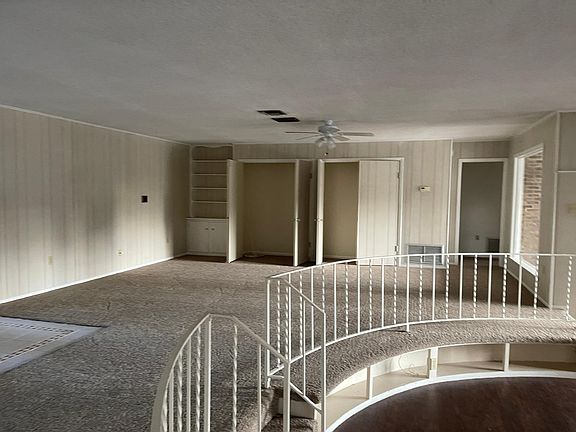 3rd image of 321 East Ln