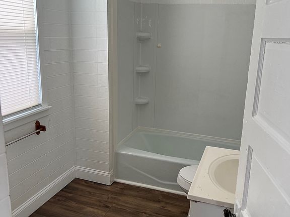 3rd image of 962 W 16th St #1