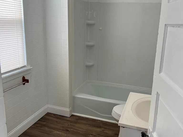 962 W 16th St #1 — Photo 3