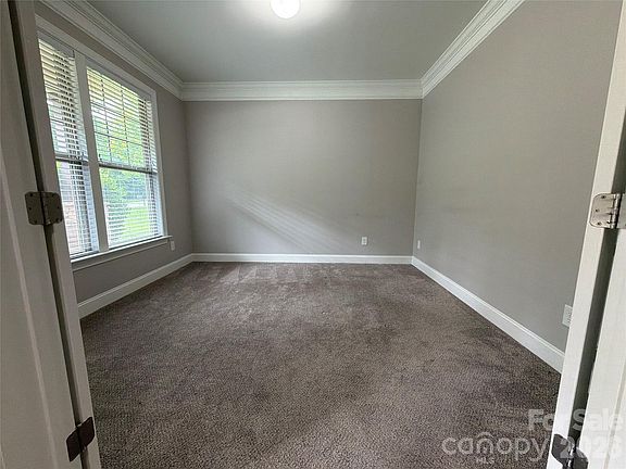 4th image of 6013 Hyde Park Dr