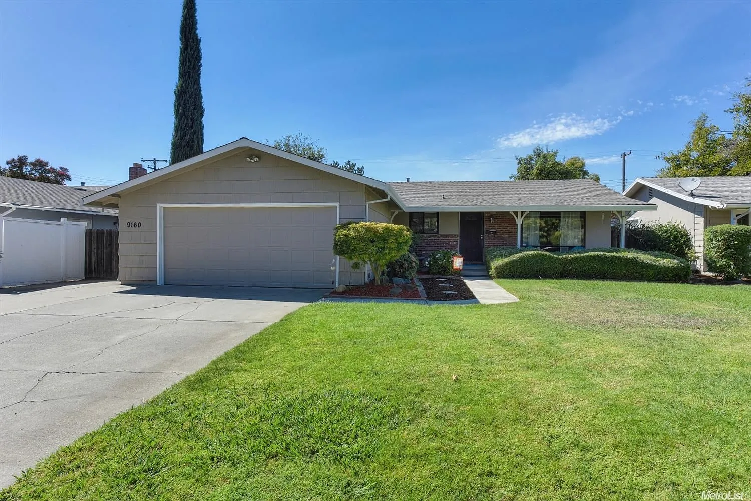 9160 Rosewood Dr photo 1