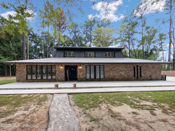 1329 Pine Glen Cir, Forest, MS 39074