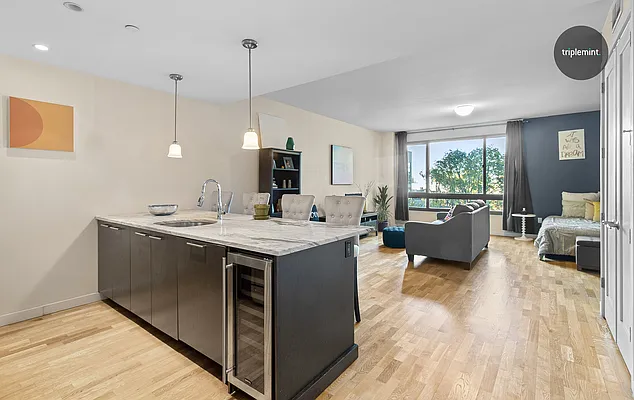 Sold by Triplemint | media 1