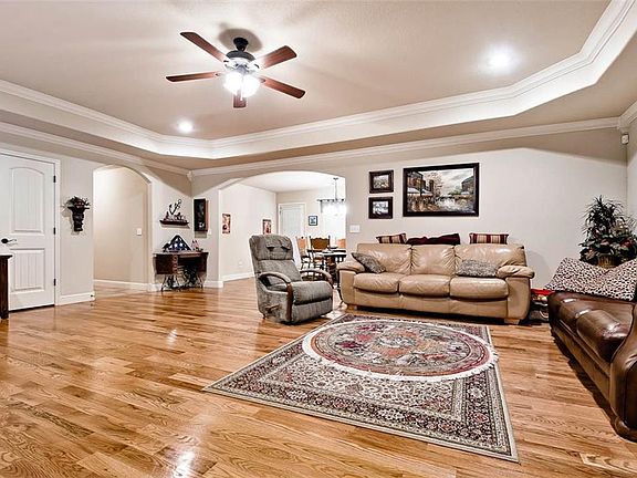 3rd image of 8 Hillington Cir
