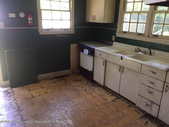 2nd image of 1604 Oak Dr