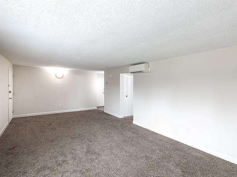 1 BD, 1 BA (630sqft) - Living Room (Robert Treat)