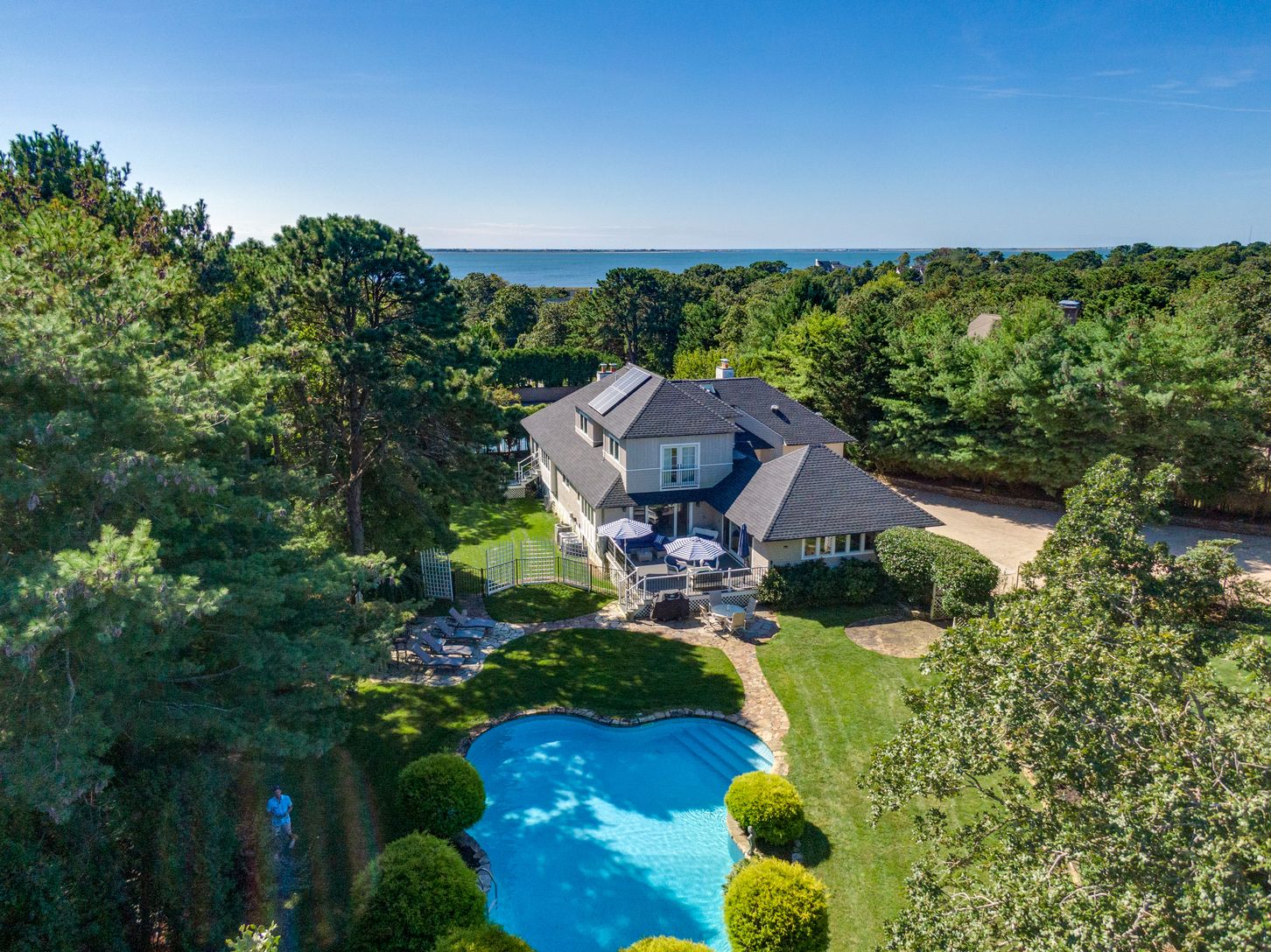  141 Middle Pond Road, Southampton