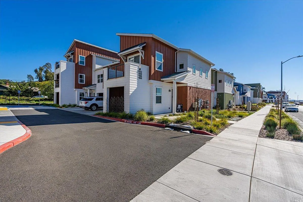 3 bed, 1093 sqft, $3,200 — Photo 1