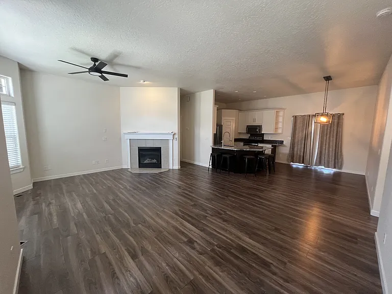 1820 W Camelot Dr — Photo 3
