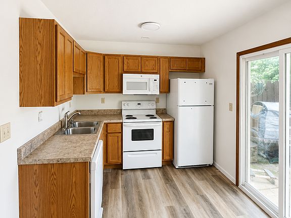 3rd image of 2038 Essex Dr #2038