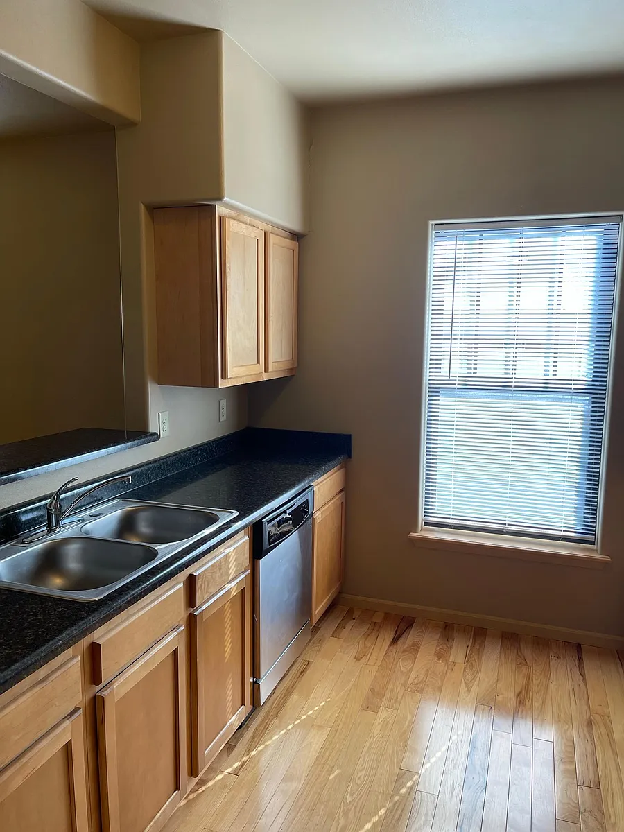 Building Photo - 821 E Jefferson St #11