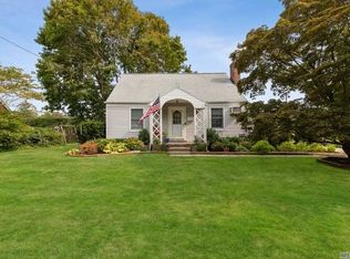 27 Maple Ave, Kings Park, NY 11754