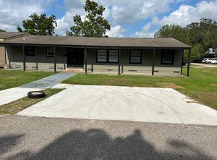 1129 N Arcola St, Angleton, TX 77515