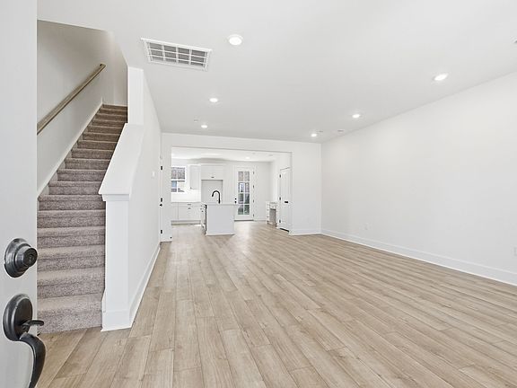 3rd image of 404 Perch St