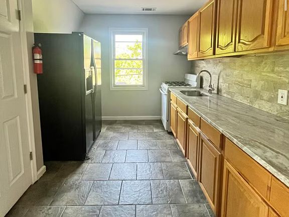 3rd image of 164 N 12th St #C