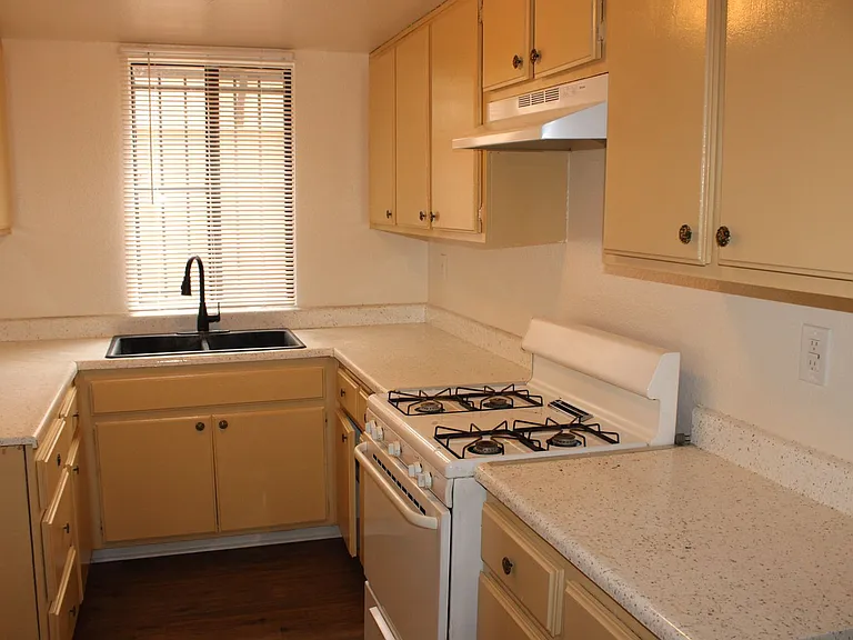 12100 Birch Ave — Photo 21