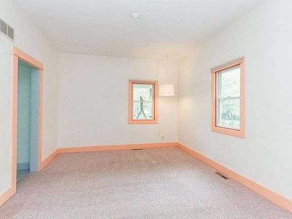 3rd image of 1321 Douglas Ave