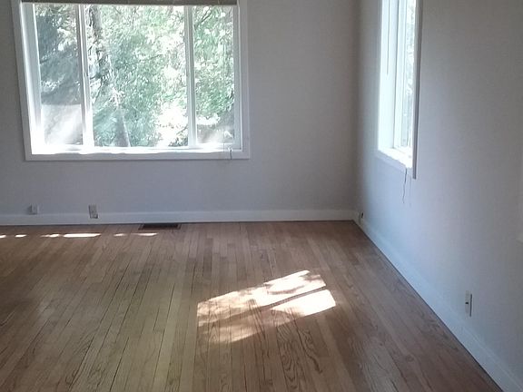 5th image of 1218 NE Thurston St
