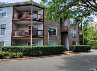 641 Jacey Dr, Fort Lee, NJ 07024
