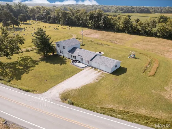 21710 State Route 15, Nashville, IL 62263