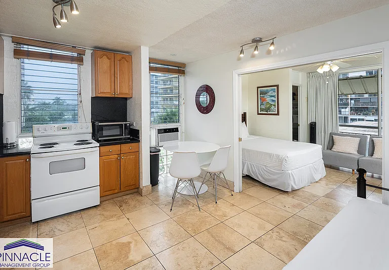 240 Liliuokalani Ave #401 — Photo 1