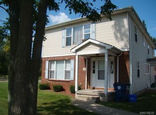 4 Georgian Ln, Williamsville, NY 14221