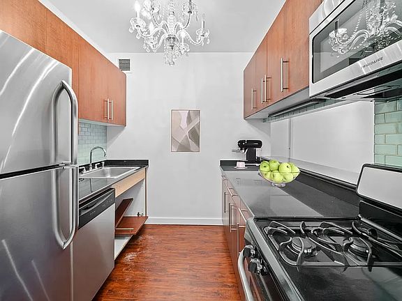 4th image of 90 John St #1408