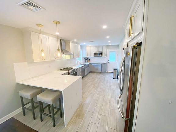 3rd image of 325 Lacey Dr