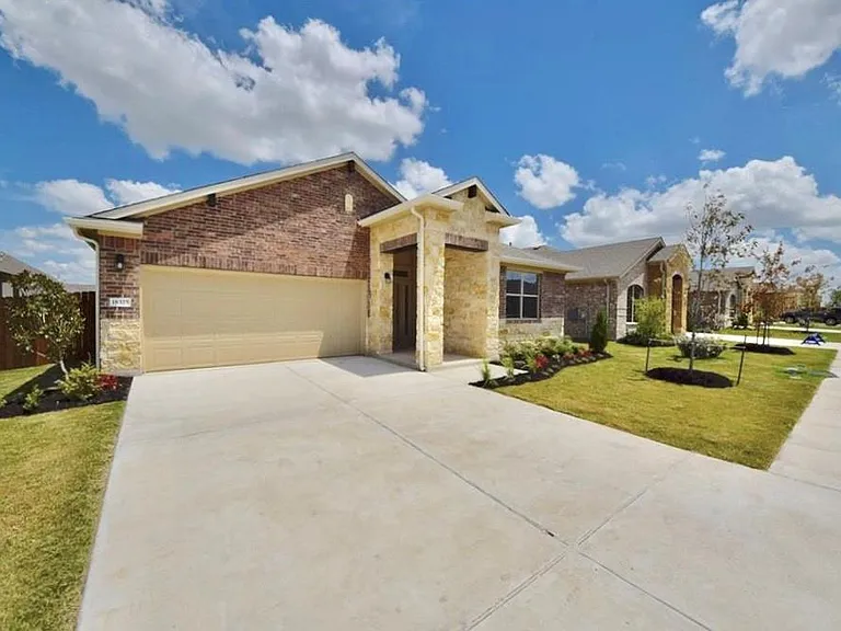 18325 Urbano Dr — Photo 3