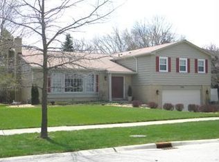 545 Carlisle Ct, Glen Ellyn, IL 60137