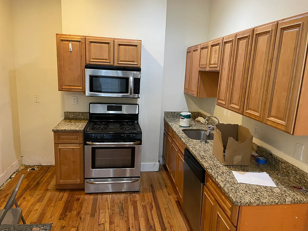 Building Photo - 227 Roxbury St #2A