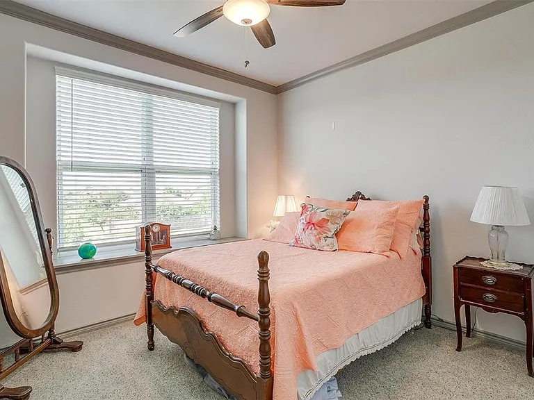 1313 Summerset Ln — Photo 9