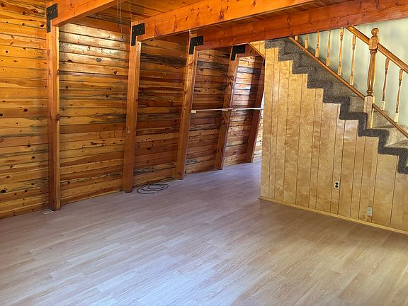 3rd image of 835 Hart Ln