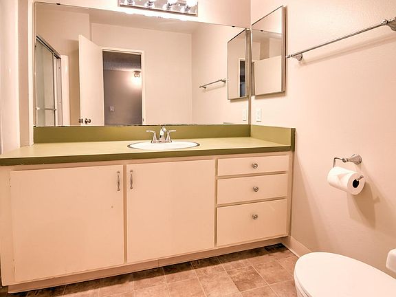 2nd image of 1127 E Del Mar Blvd APT 424