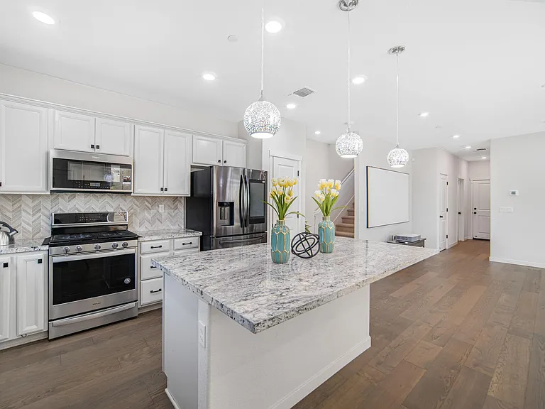 153 E Central Pkwy — Photo 14
