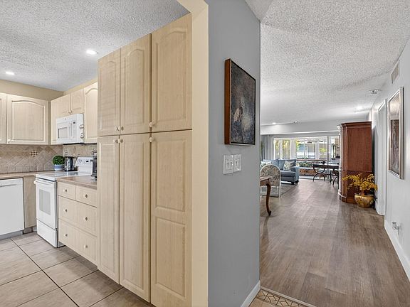 3rd image of 1600 NW 18th Ave APT 104