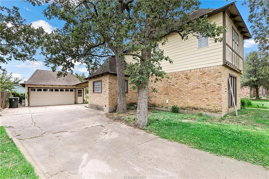 4 bed, 2.5 bath, 2578 sqft, $2,300 — Photo 3
