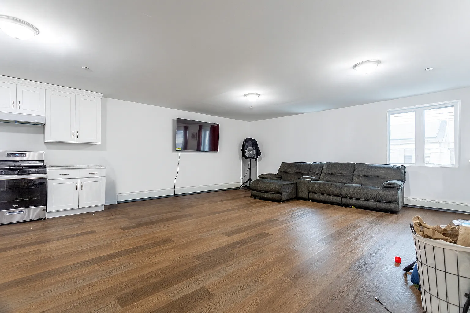 3 bed, 1000 sqft, $2,995 — Photo 3