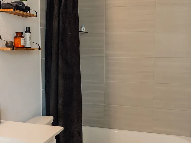 Office / guest room en suite bath.