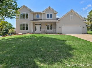 46 Rockview Dr NE, Rockford, MI 49341