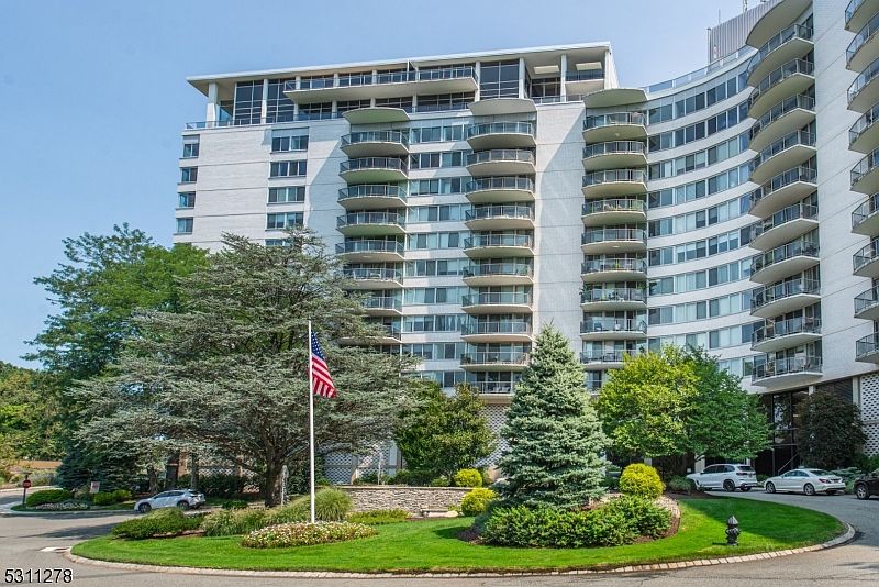 1st image of 1 Claridge Dr #725