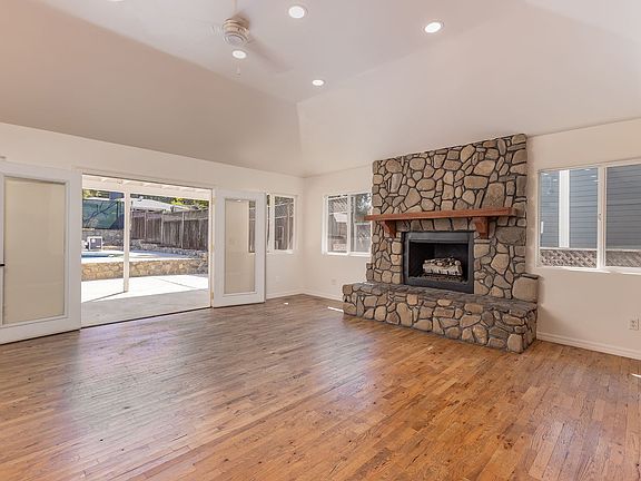 5th image of 304 El Conejo Dr