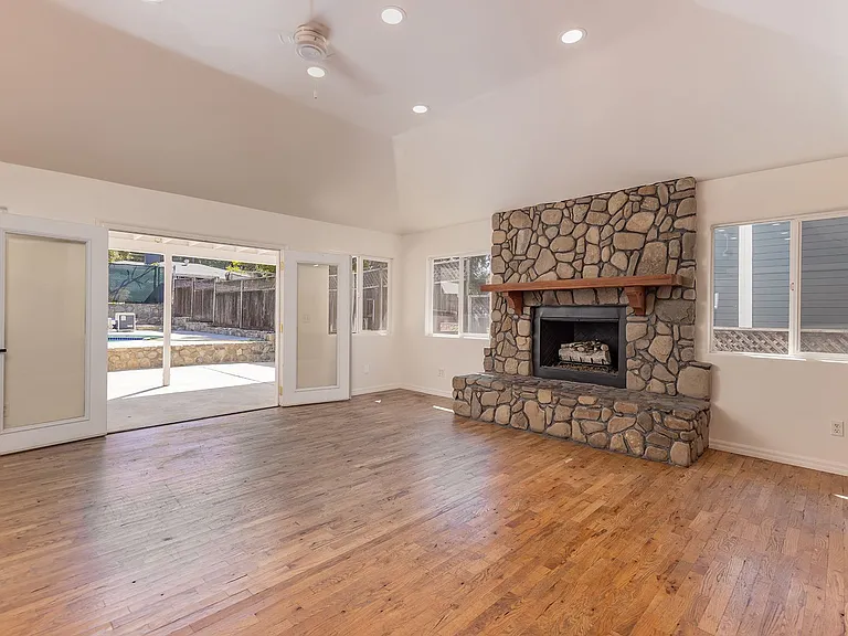 304 El Conejo Dr — Photo 5