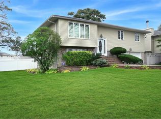 2600 Aron Dr S, Seaford, NY 11783