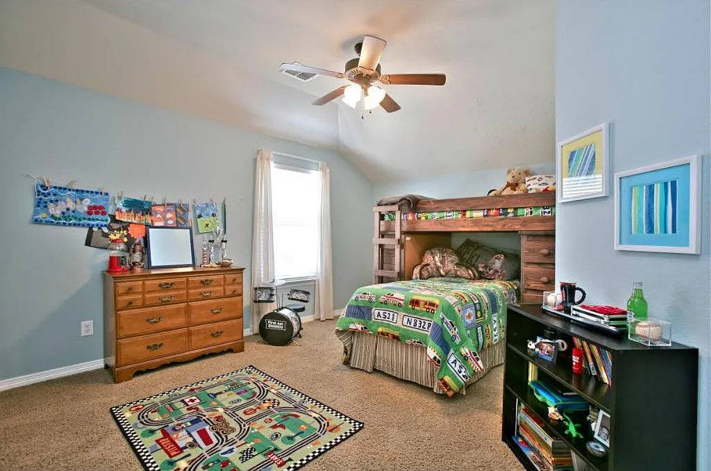 4 bed, 2.5 bath, 2515 sqft, $2,600 — Photo 3