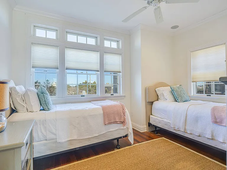 817 Dune Rd — Photo 15