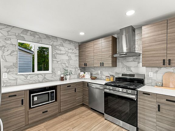 4th image of 900 NE 105th St #1
