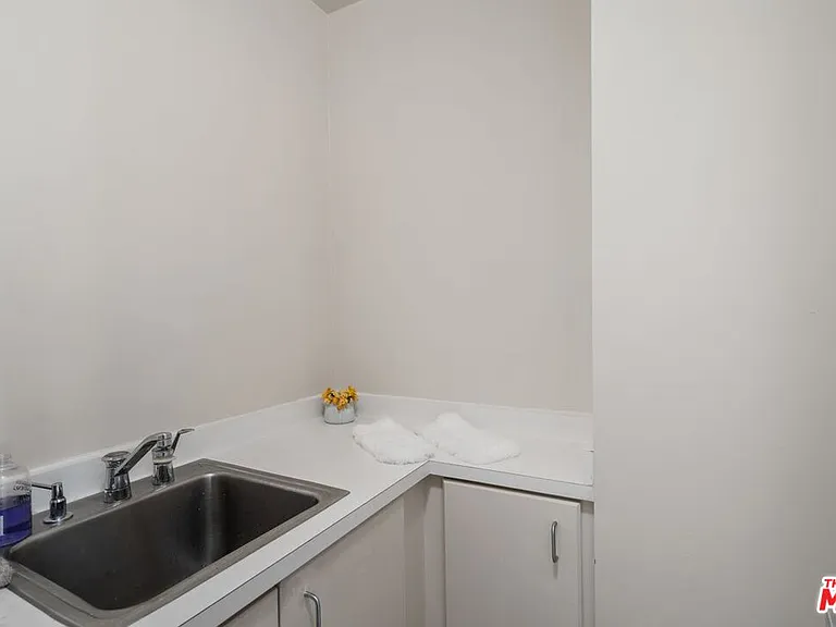 1360 S Beverly Glen Blvd #Penthouse 301 — Photo 15