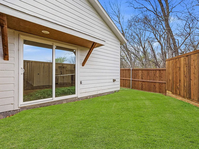 3305 Mineola St #B — Photo 9
