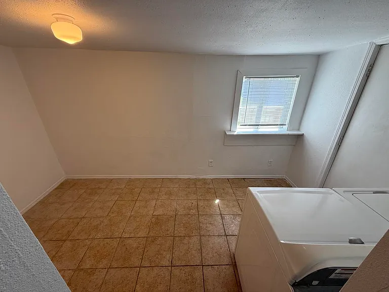Entry/Laundry Room